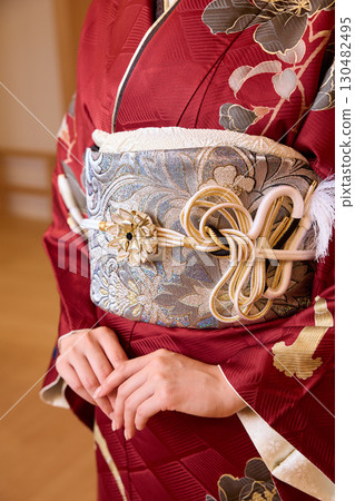 身著振袖和服的日本女子站在能劇舞台上 130482495