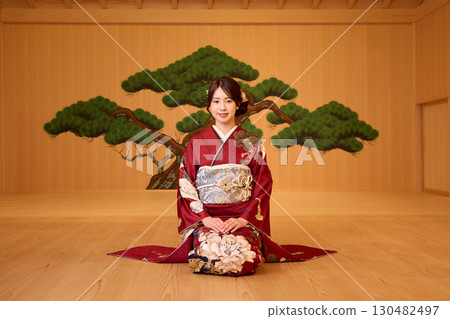 身著振袖和服的日本女子站在能劇舞台上 130482497