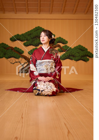 身著振袖和服的日本女子站在能劇舞台上 130482500