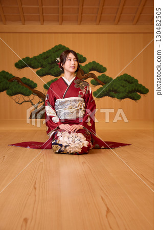 身著振袖和服的日本女子站在能劇舞台上 身著振袖和服的日本女子站在能劇舞台上 130482505
