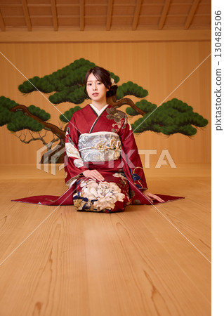 身著振袖和服的日本女子站在能劇舞台上 130482506