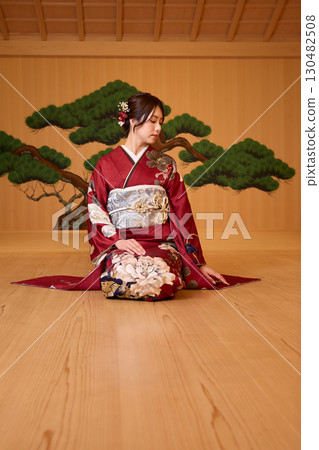 身著振袖和服的日本女子站在能劇舞台上 身著振袖和服的日本女子站在能劇舞台上 130482508