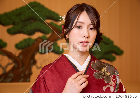 身著振袖和服的日本女子站在能劇舞台上 身著振袖和服的日本女子站在能劇舞台上 130482519