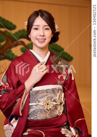 身著振袖和服的日本女子站在能劇舞台上 130482525