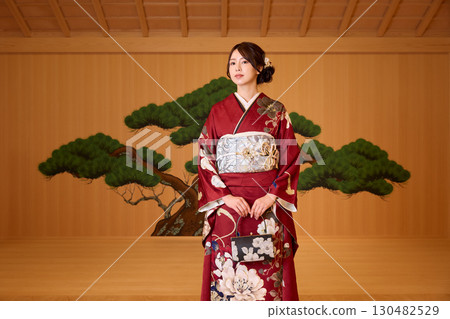 身著振袖和服的日本女子站在能劇舞台上 130482529