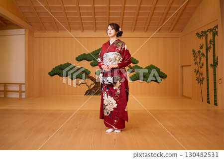 身著振袖和服的日本女子站在能劇舞台上 身著振袖和服的日本女子站在能劇舞台上 130482531