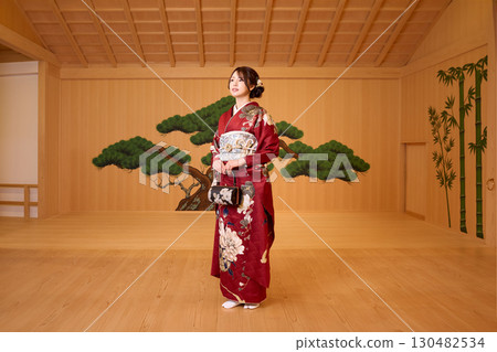 身著振袖和服的日本女子站在能劇舞台上 130482534