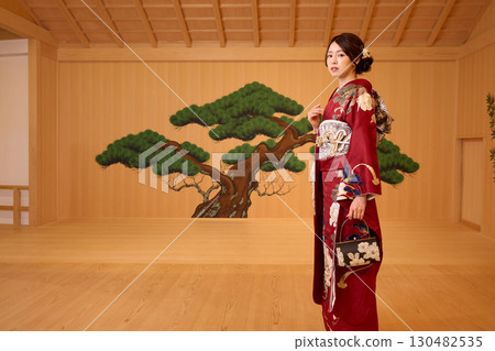 身著振袖和服的日本女子站在能劇舞台上 130482535