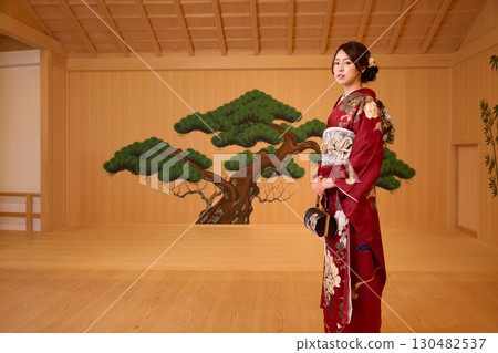 身著振袖和服的日本女子站在能劇舞台上 身著振袖和服的日本女子站在能劇舞台上 130482537