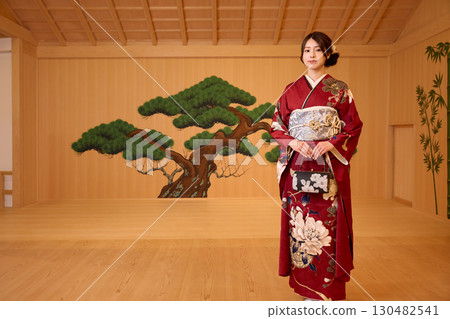 身著振袖和服的日本女子站在能劇舞台上 130482541