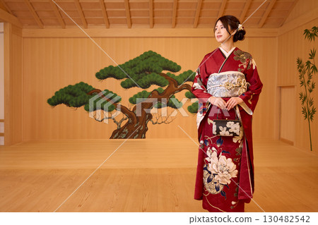 身著振袖和服的日本女子站在能劇舞台上 130482542