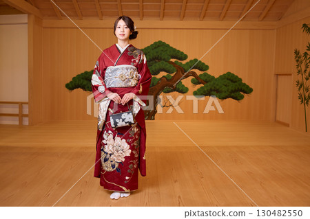 身著振袖和服的日本女子站在能劇舞台上 130482550