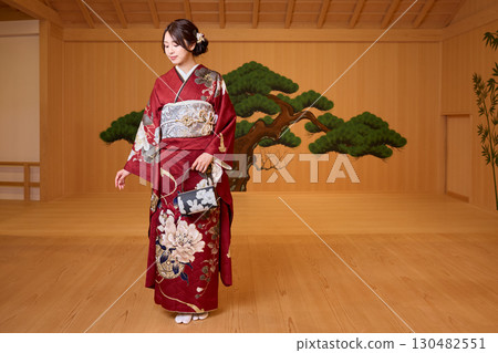 身著振袖和服的日本女子站在能劇舞台上 130482551