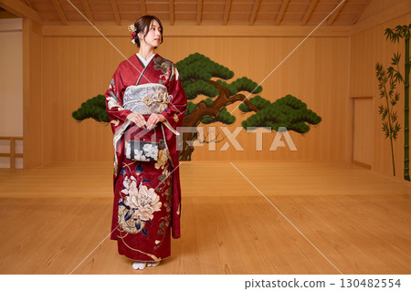 身著振袖和服的日本女子站在能劇舞台上 130482554