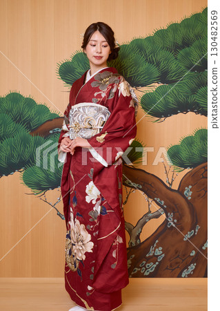 身著振袖和服的日本女子站在能劇舞台上 130482569