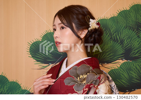身著振袖和服的日本女子站在能劇舞台上 身著振袖和服的日本女子站在能劇舞台上 130482570