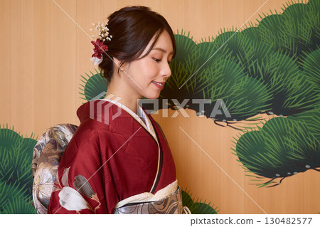 身著振袖和服的日本女子站在能劇舞台上 130482577