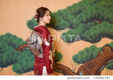 身著振袖和服的日本女子站在能劇舞台上 身著振袖和服的日本女子站在能劇舞台上 130482587