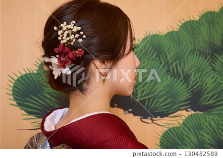 身著振袖和服的日本女子站在能劇舞台上 130482589