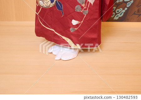 身著振袖和服的日本女子站在能劇舞台上 130482593