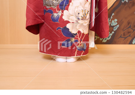 身著振袖和服的日本女子站在能劇舞台上 130482594