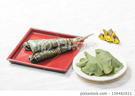 甜點盤裡的捲餅和盤子裡的柏餅——兒童節、男孩節、圖片素材 130482831