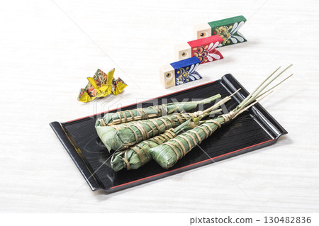 糖果盤上的Chimaki，兒童節，男孩節，圖像材料 130482836