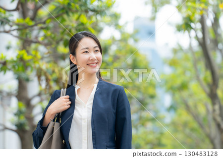 戶外女性商務 130483128