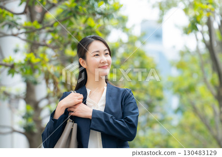 戶外女性商務 130483129
