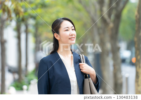 Female business outdoors 130483138