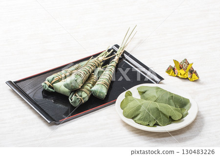 甜點盤裡的捲餅和盤子裡的柏餅——兒童節、男孩節、圖片素材 甜點盤裡的捲餅和盤子裡的柏餅——兒童節、男孩節、圖片素材 130483226