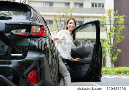 停在街上的女車 130483390