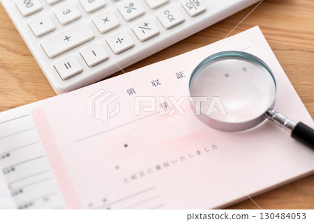 收據和放大鏡 130484053