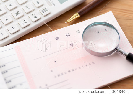 收據和放大鏡 130484063