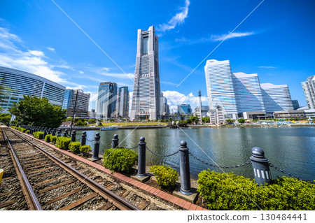 日本橫濱城市景觀中罕見的景象：裸露的鐵軌......橫濱地標塔和繁華的日本丸......從鐵路軌道 130484441