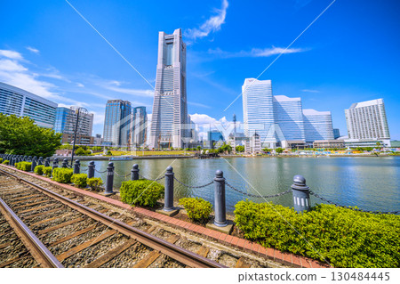 日本橫濱城市景觀中罕見的景象：裸露的鐵軌......橫濱地標塔和繁華的日本丸......從鐵路軌道 130484445