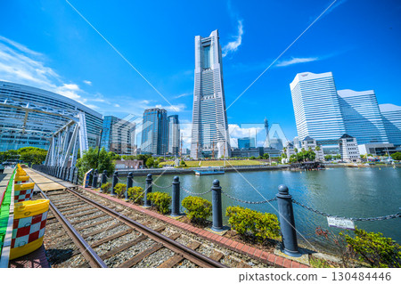 日本橫濱城市景觀中罕見的景象：裸露的鐵軌......橫濱地標塔和繁華的日本丸......從鐵路軌道 130484446