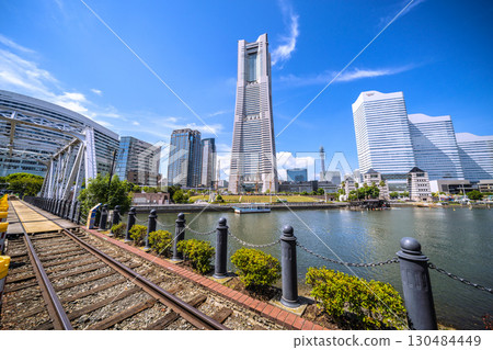 日本橫濱城市景觀中罕見的景象:裸露的鐵軌......橫濱地標塔和繁華的日本丸......從鐵路軌道 日本橫濱城市景觀中罕見的景象:裸露的鐵軌......橫濱地標塔和繁華的日本丸......從鐵路軌道 130484449