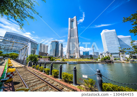 日本橫濱城市景觀中罕見的景象：裸露的鐵軌......橫濱地標塔和繁華的日本丸......從鐵路軌道 130484455