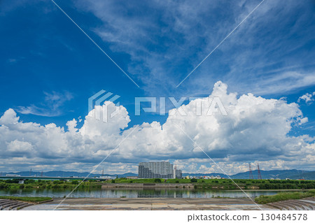 從枚方市淀川河畔公園眺望的夏日天空 從枚方市淀川河畔公園眺望的夏日天空 130484578