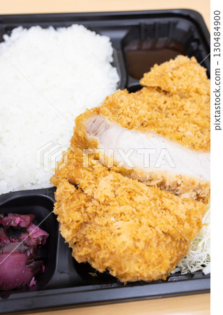 Delicious pork cutlet bento 130484900