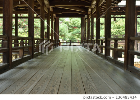 夏季的大覺寺村雨迴廊（京都市右京區） 130485434