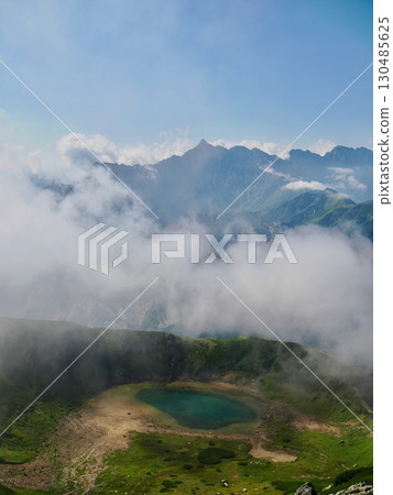 從鷲羽山山頂眺望鷲羽池和槍岳 130485625