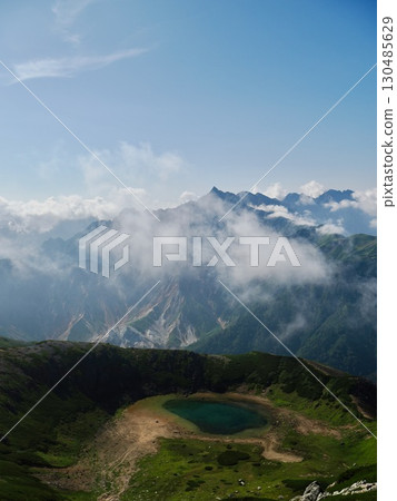 從鷲羽山山頂眺望鷲羽池和槍岳 從鷲羽山山頂眺望鷲羽池和槍岳 130485629