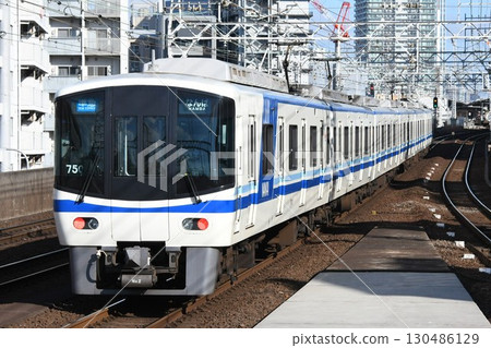 南海電鐵7000系列（舊：泉北快速鐵道7000系列）沿南海本線開往難波方向 130486129