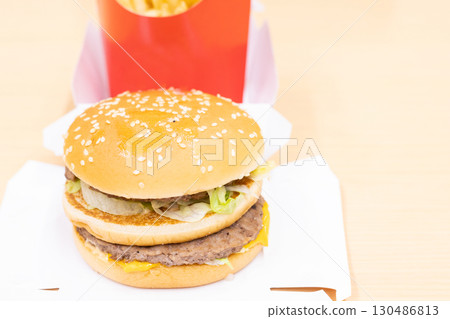 可口漢堡包和炸薯條 130486813