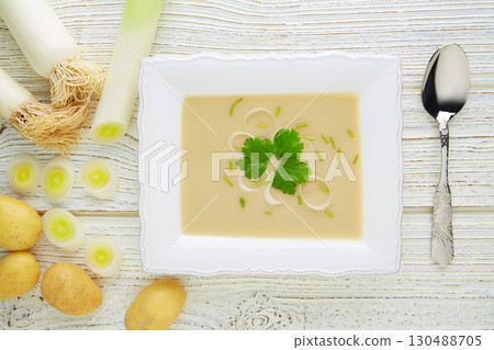vichyssoise cream soup with leeks on white wood vichyssoise cream soup with leeks on white wood 130488705