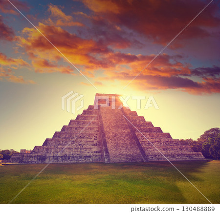Chichen Itza sunrise El Templo Kukulcan 130488889