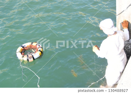 浮標和女潛水員 130488927