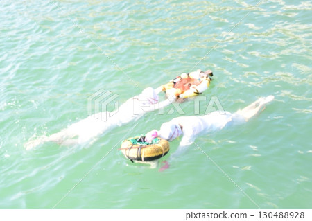 兩個女人和少女 130488928